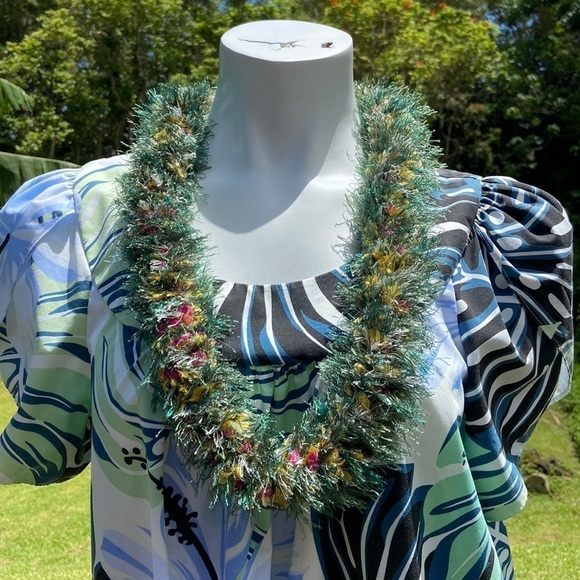 Hand Made Green Yellow Eyelash Yarn Lei Class of 2023 Graduation Celebration - Picture 2 of 10